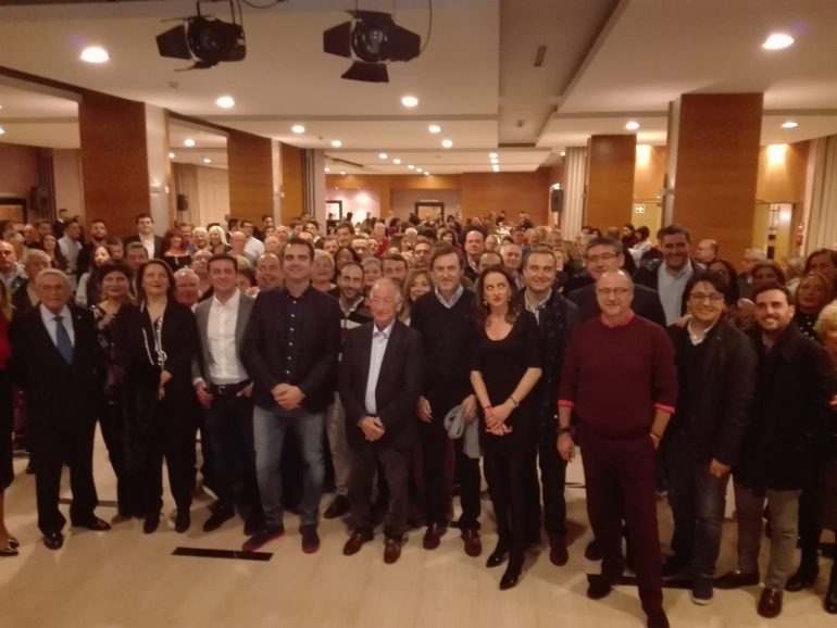 foto acto con afiliados y simpatiizantes