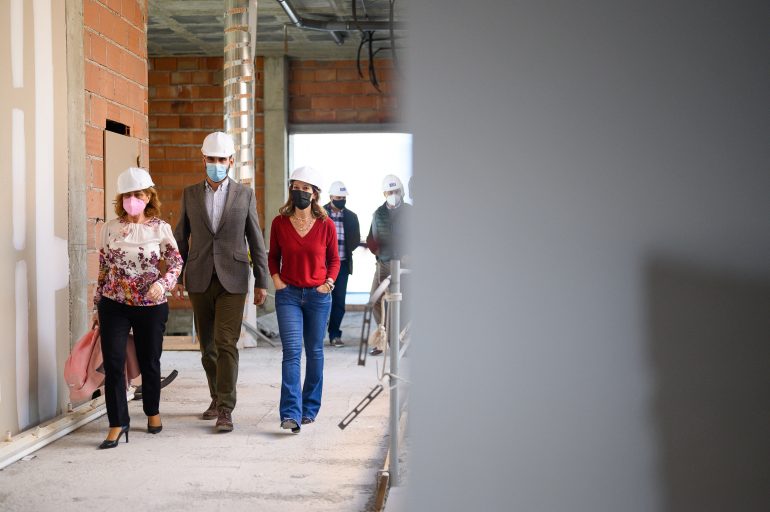 19-2-2021 Alcalde, Ana Martínez y Paola Layunez visita obras edificio Tercer Sector