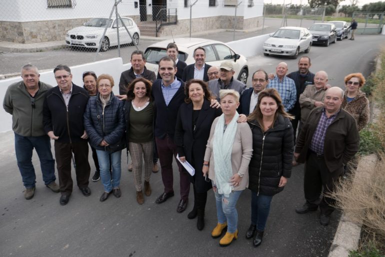 CARMEN CRESPO, ROSALÍA ESPINOSA Y RAMÓN FERNÁNDEZ-PACHECO EN EL CAMINOS LOS PERALES DE LA CAÑADA CON VECINOS
