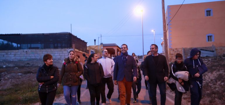 Alcalde visita barrio Cuevas de los Medina