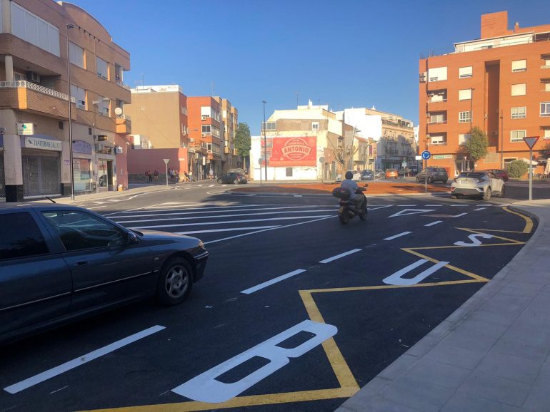 Rotonda calle Instinción abierta al tráfico parada bus