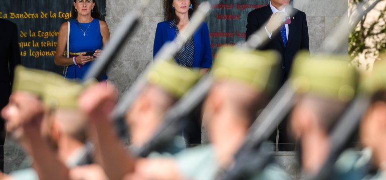 alcaldesa-asiste-parada-legion-102-aniversario