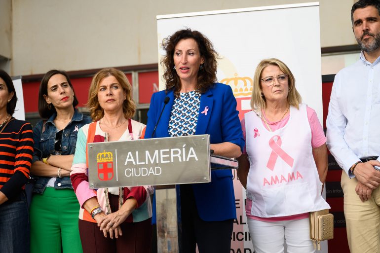 alcaldesa-almeria-apoya-cancer-mama