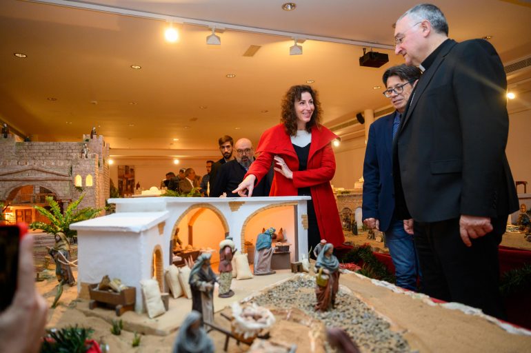 alcaldesa-inaugura-belen-municipal-museo-guitarra