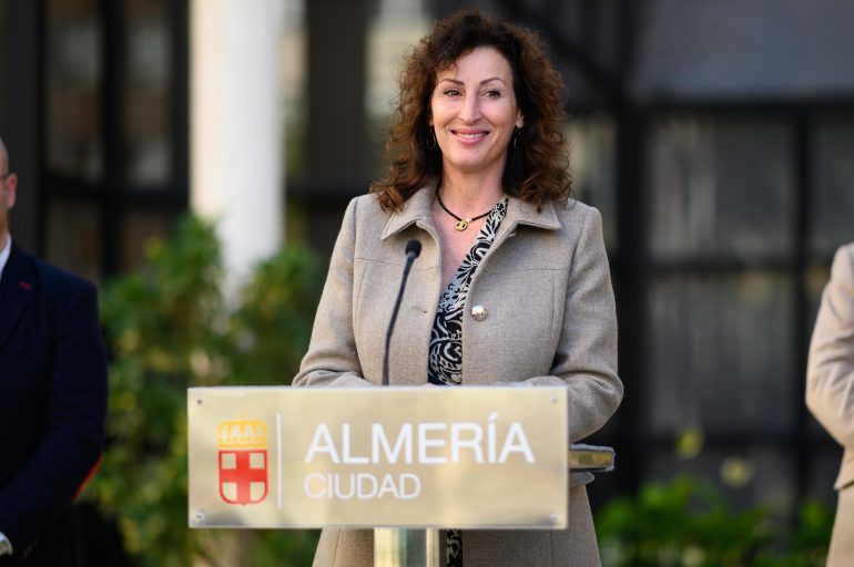 alcaldesa-almeria-mesa-conectividad