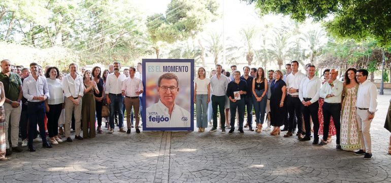 pegada-carteles-pp-feijoo-almeria