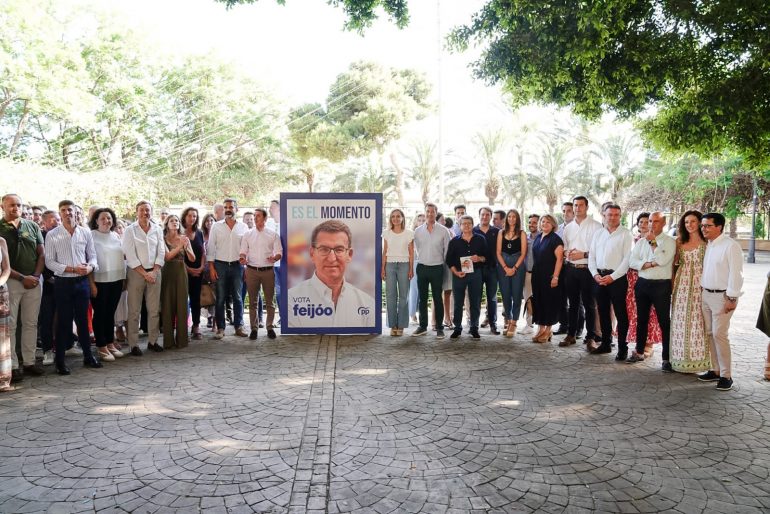 pegada-carteles-pp-feijoo-almeria