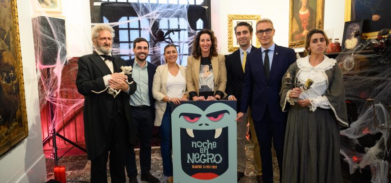 alcaldesa-almeria-noche-negro