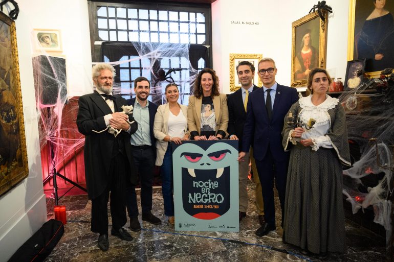 alcaldesa-almeria-noche-negro