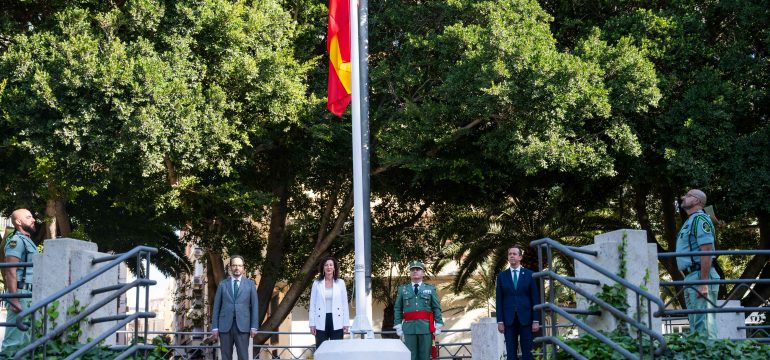 IZADO-BANDERA-CONSTITUCION