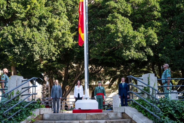 IZADO-BANDERA-CONSTITUCION