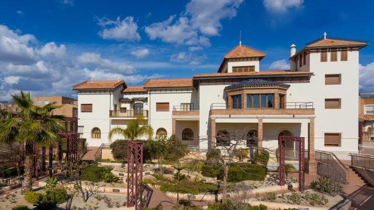 CASA-CINE-EXTERIOR