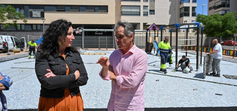 060526 Alcaldesa visita parque infantil