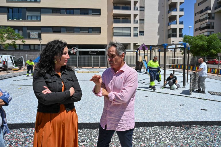 060526 Alcaldesa visita parque infantil